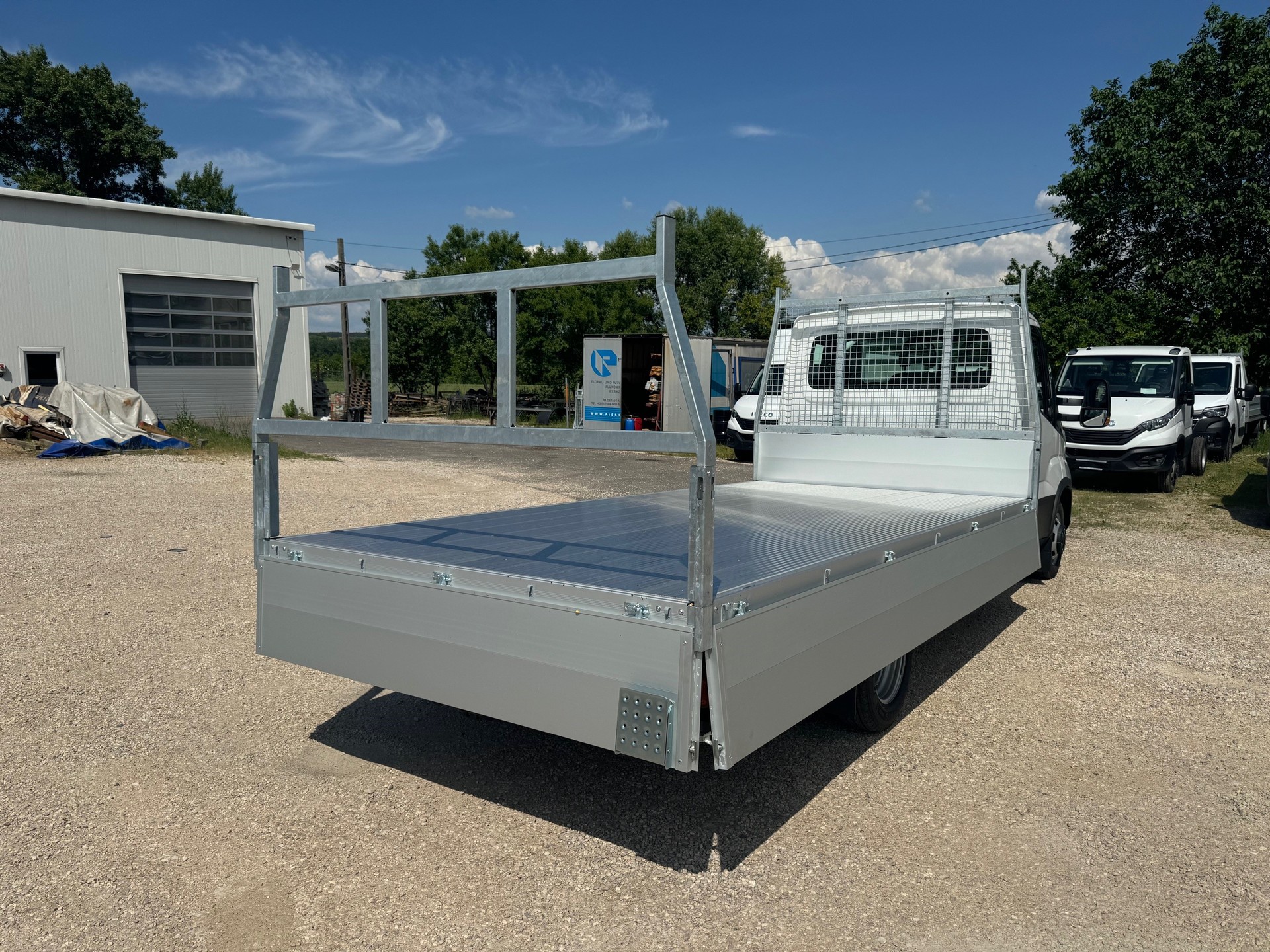 IVECO 35C18 3.0 mit Zwillingsbereifung und 4600mm Voll-Alupritsche + 3.5 To Ahk-image-5