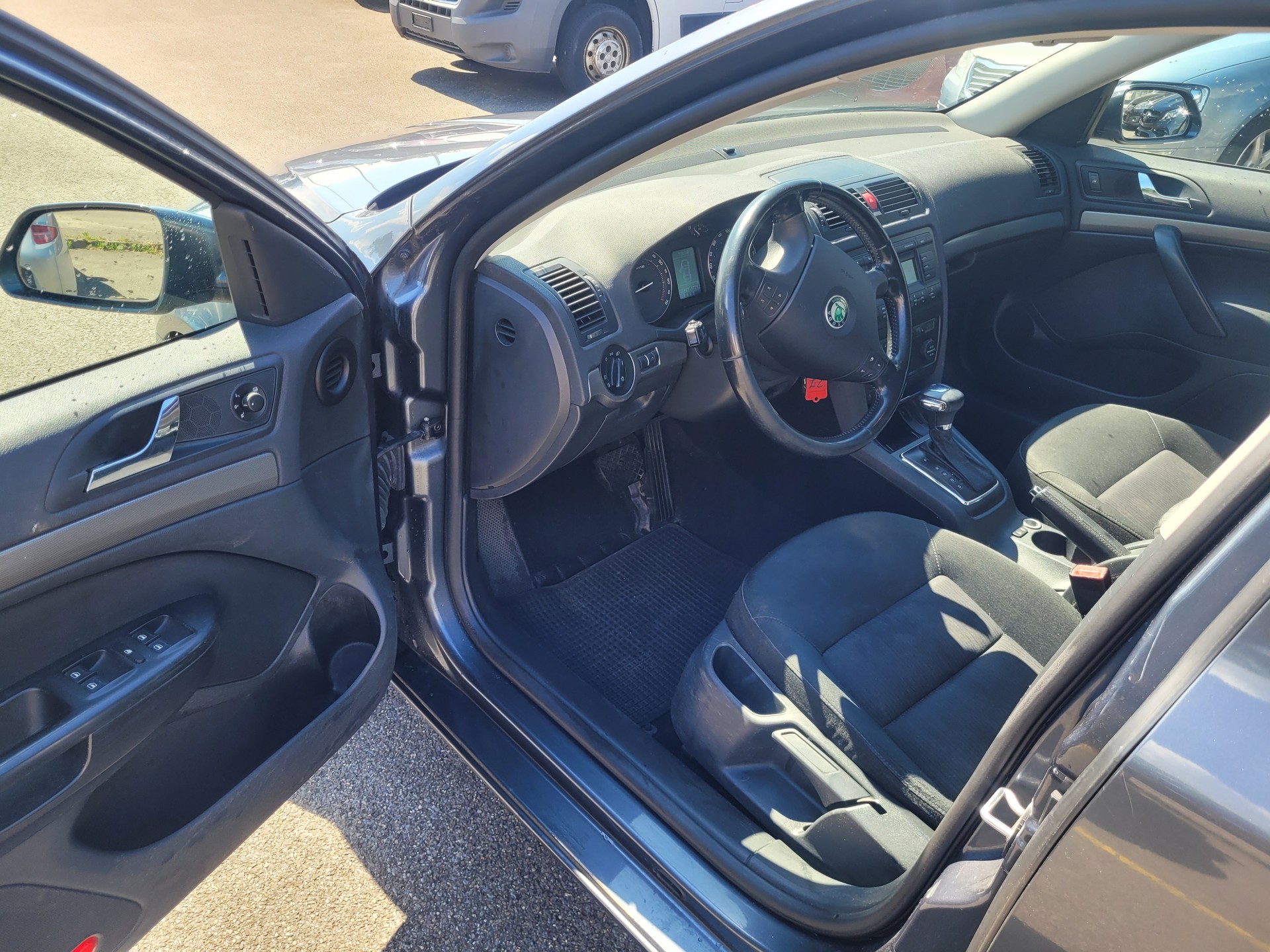SKODA Octavia 2.0 FSI Elegance Tiptronic-image-9