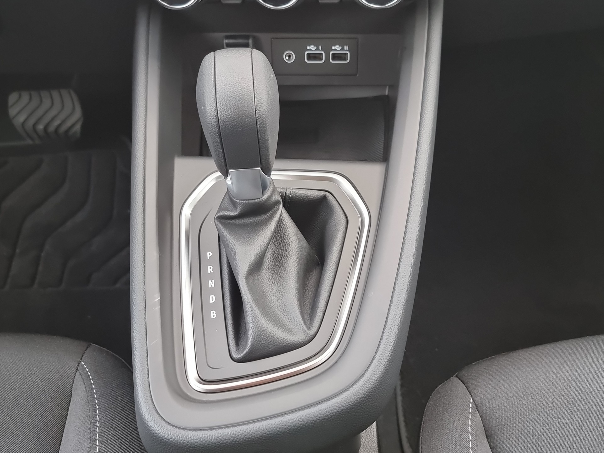 MITSUBISHI Colt 1.6 HEV Invite+-image-9