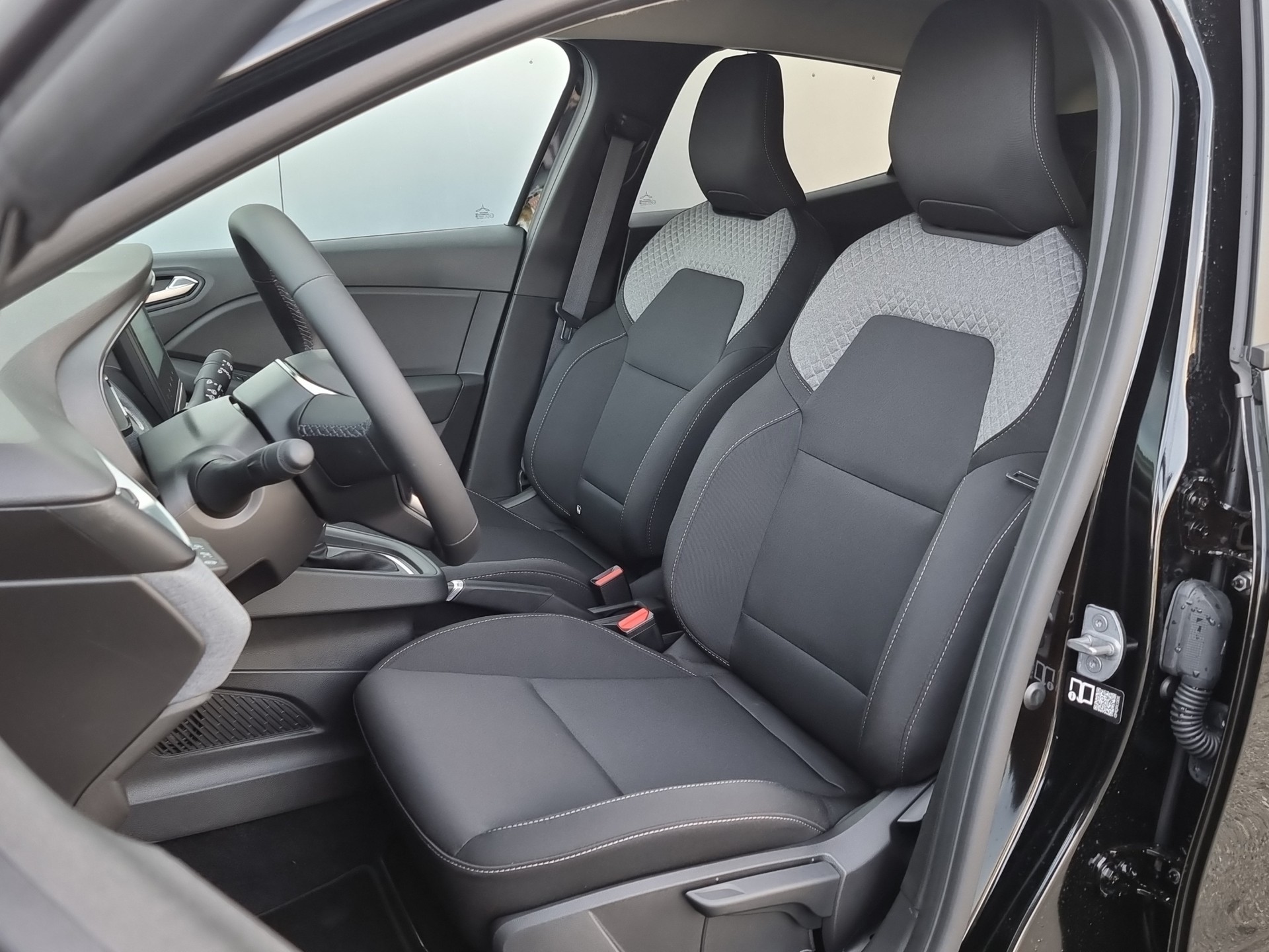 MITSUBISHI Colt 1.6 HEV Invite+-image-13