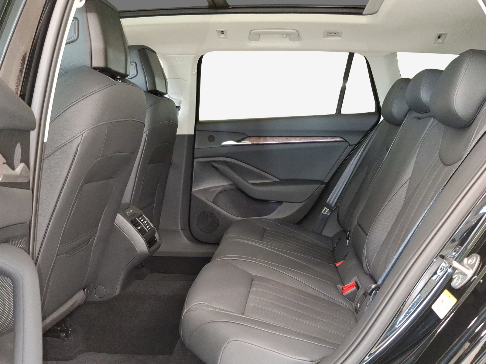 SKODA Superb Combi 2.0 TSI L&K 4x4 DSG-image-11