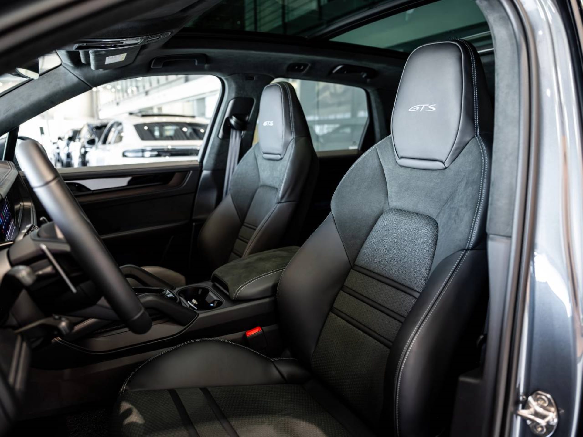PORSCHE Cayenne GTS-image-4