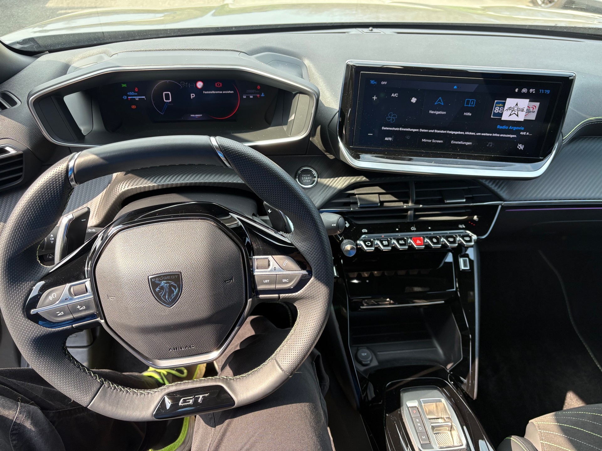 PEUGEOT 2008 1.2 Hybrid 145 GT-image-10