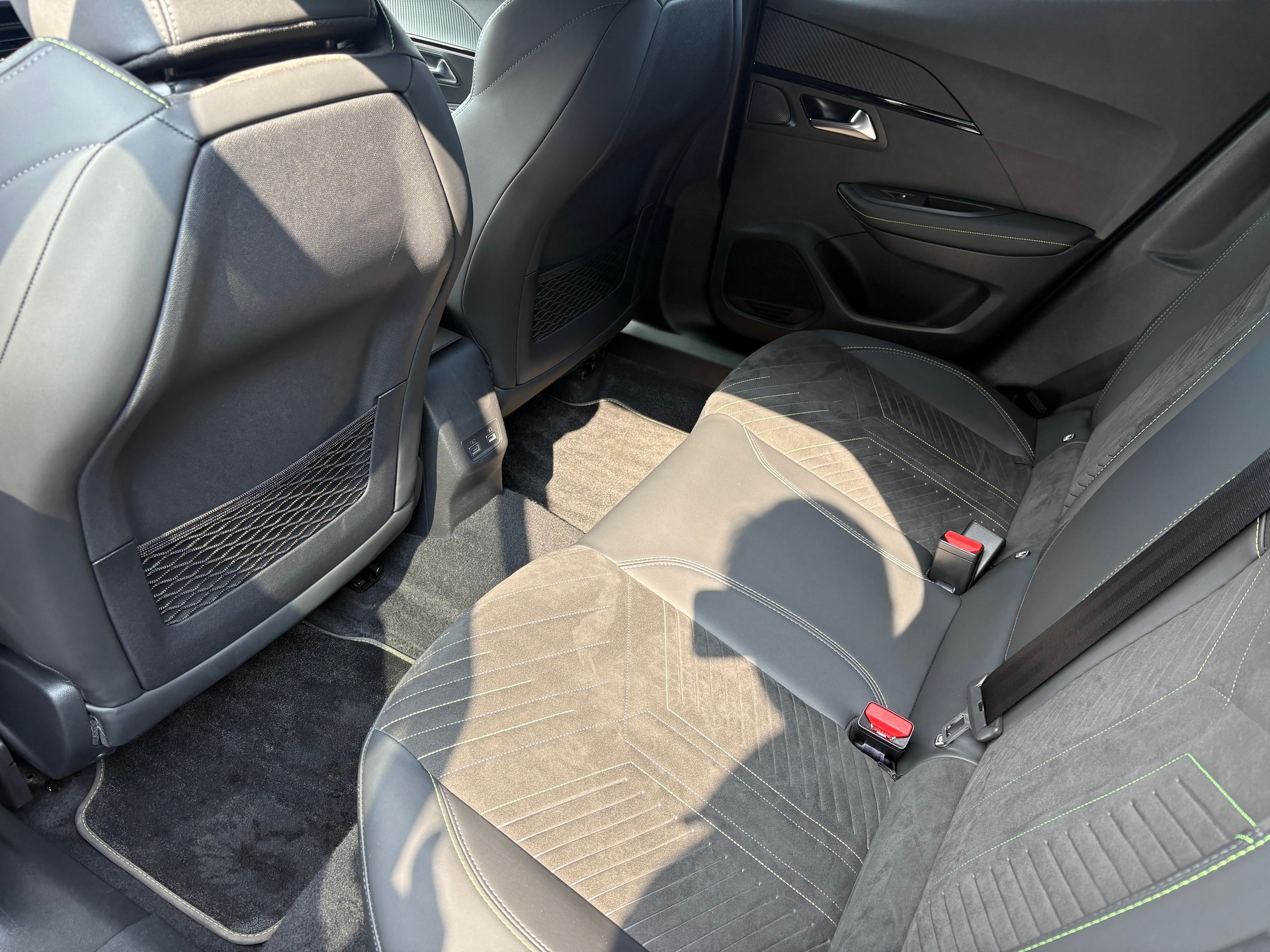 PEUGEOT 2008 1.2 Hybrid 145 GT-image-6