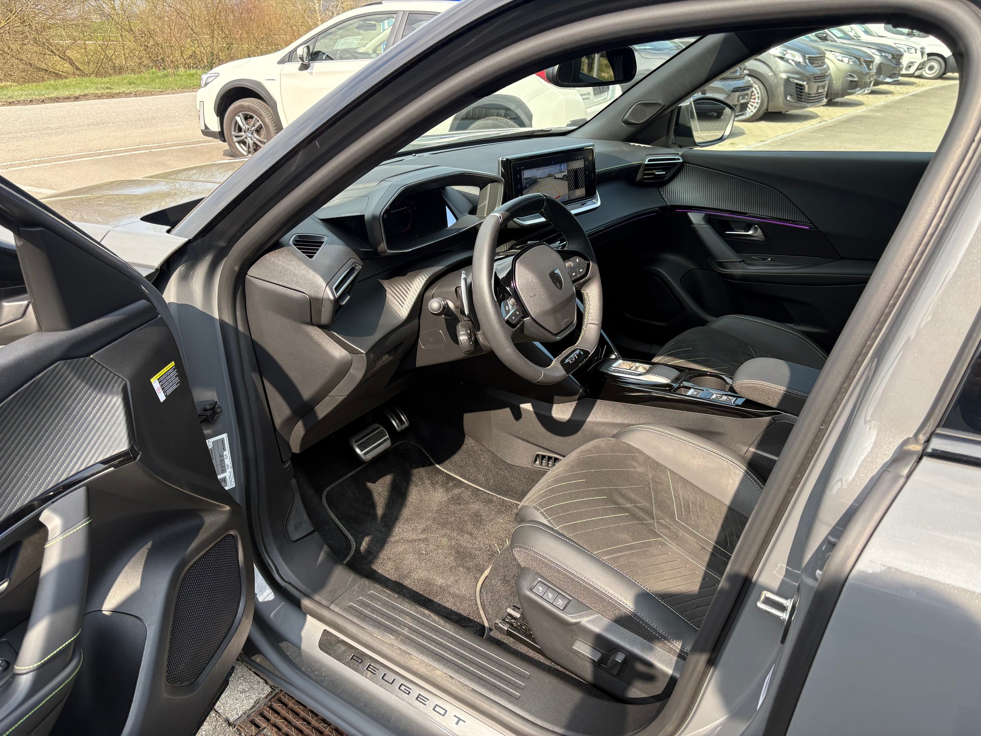 PEUGEOT 2008 1.2 Hybrid 145 GT-image-8