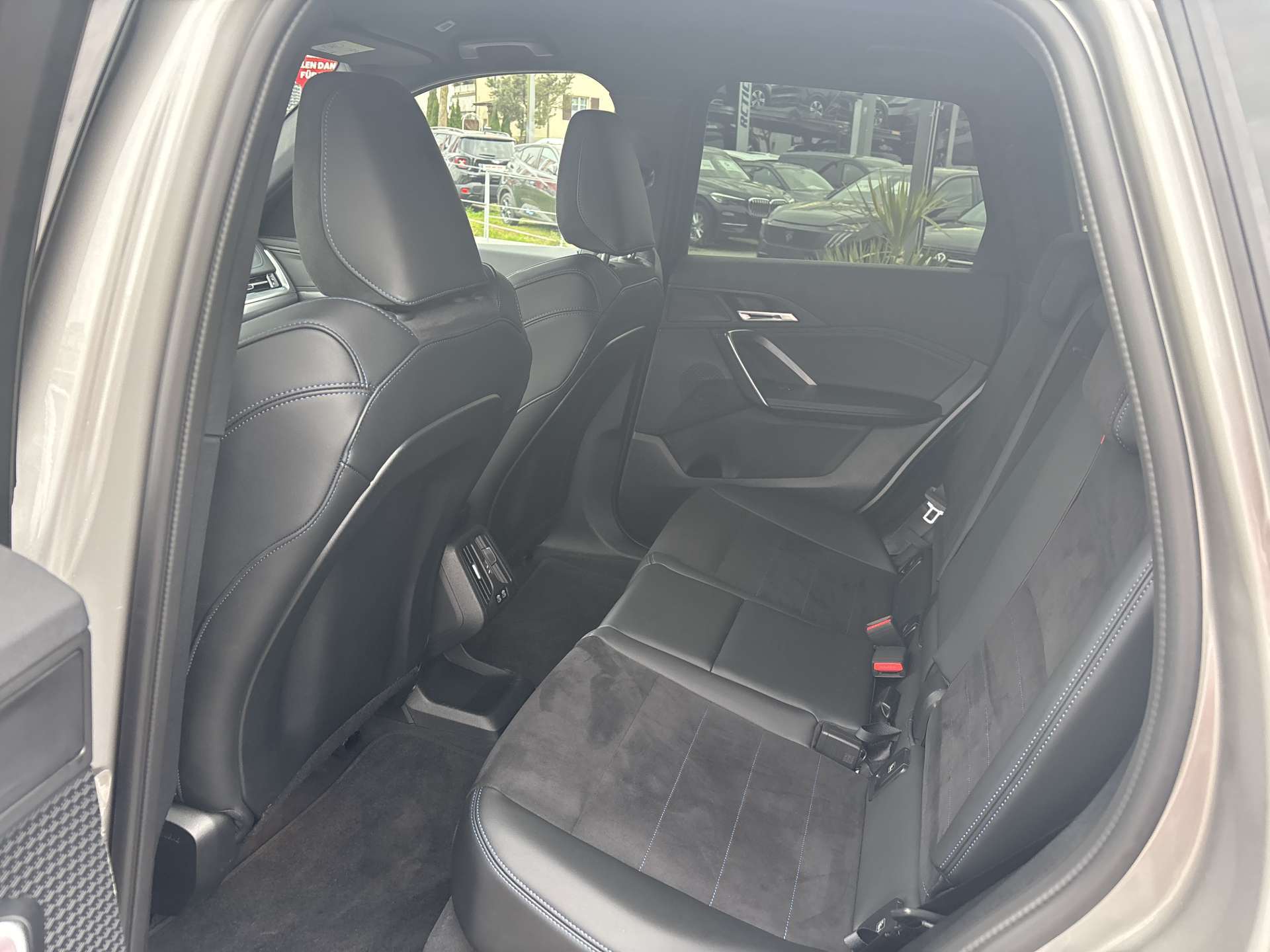 BMW iX1 xDrive 30 M Sport 306PS Automat-image-6