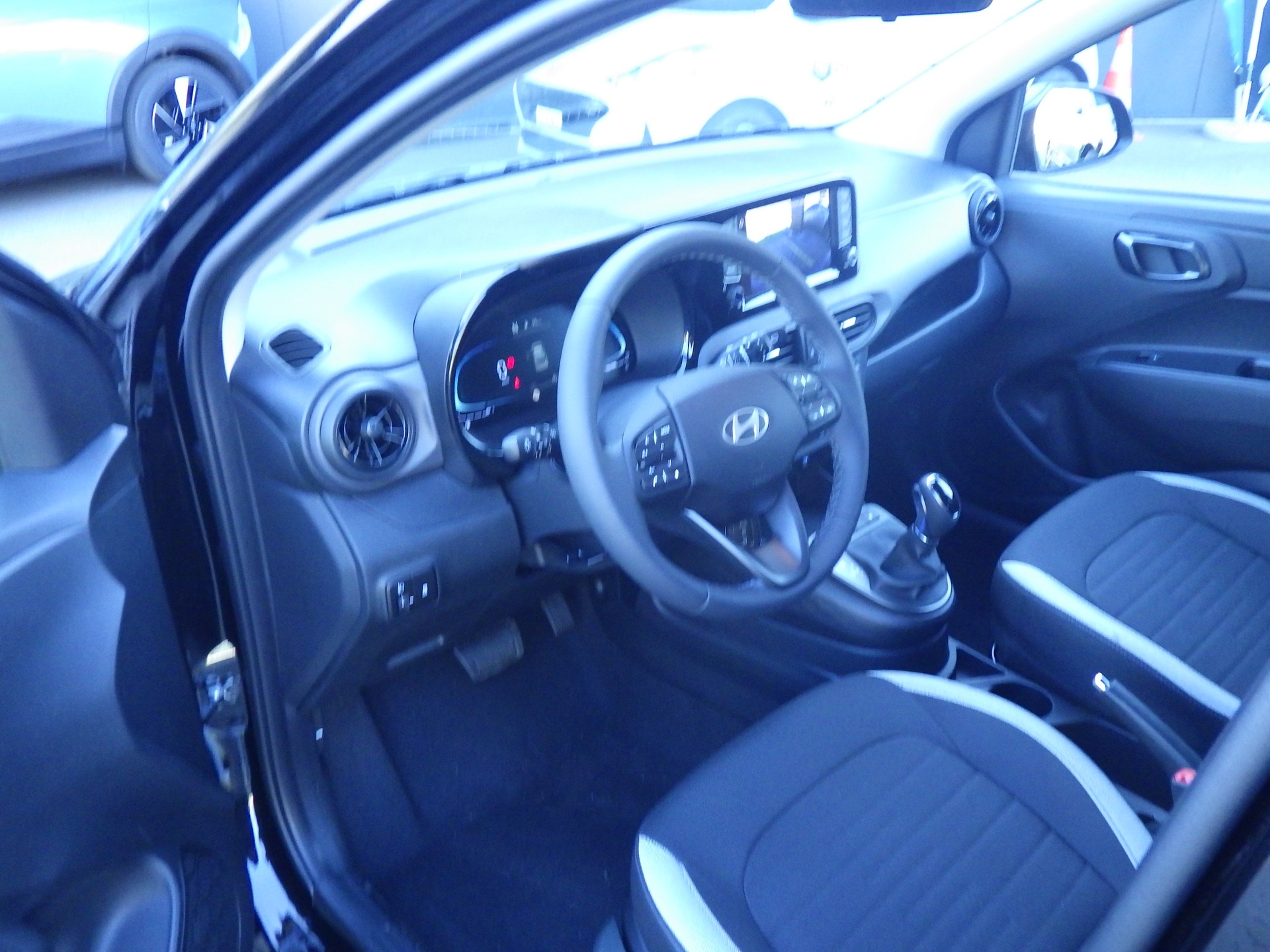 HYUNDAI i10 1.2 Amplia Aut.-image-5