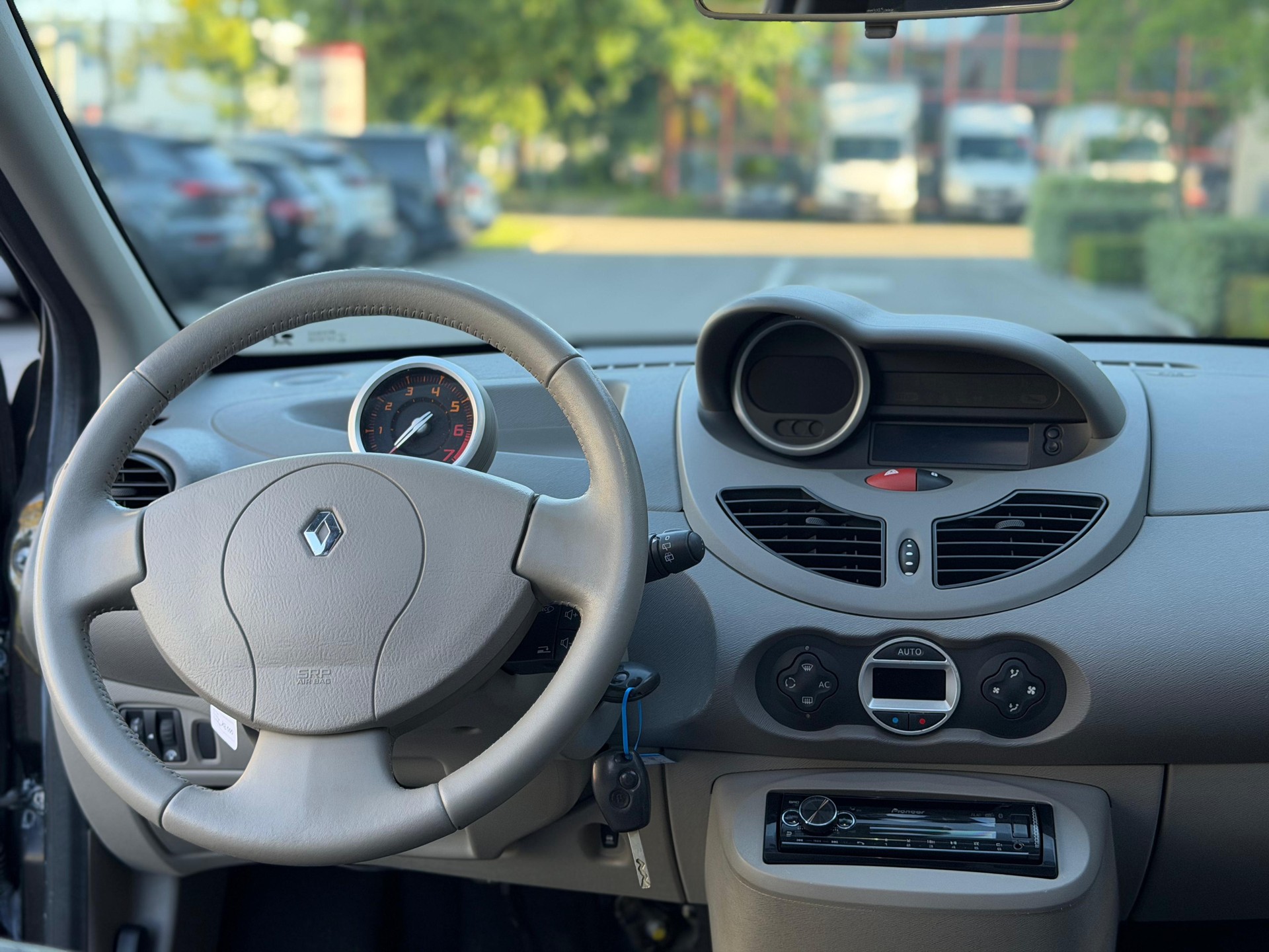 RENAULT Twingo 1.2 16V Initiale Quickshift-image-8
