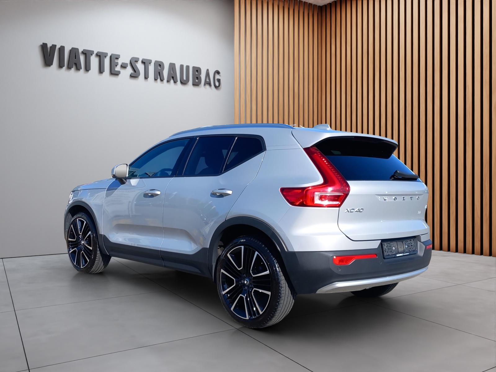 VOLVO XC40 2.0 B3 MH Core-showroom-element-2