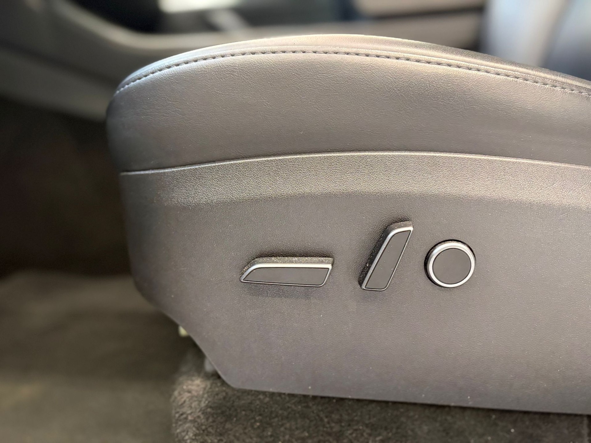 TESLA Model Y Long Range-image-4