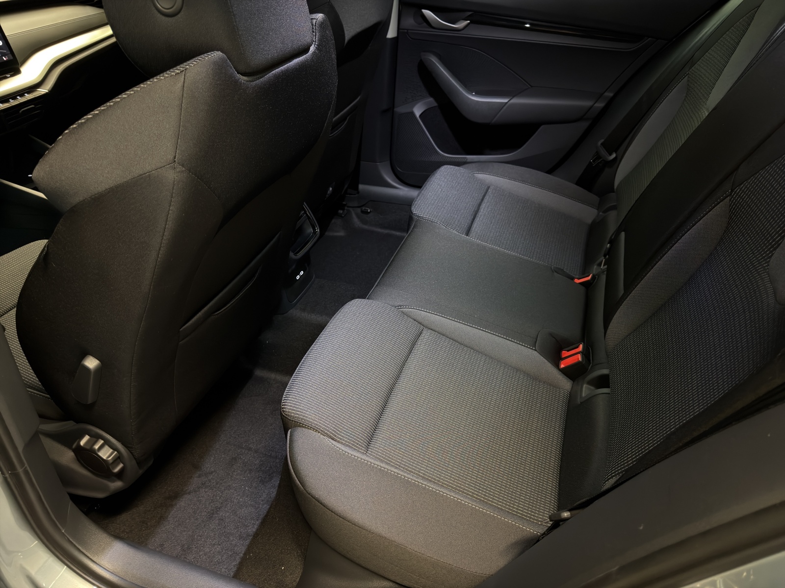 SKODA Octavia Combi 1.5 TSI mHEV DSG Dynamic-image-12