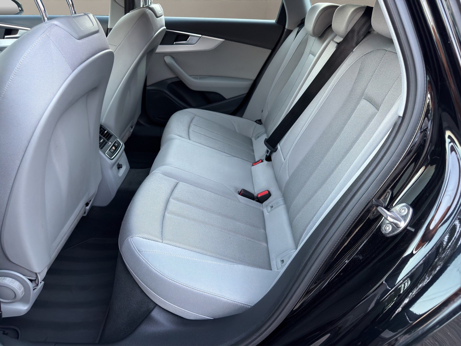 AUDI A4 Avant 40 TDI quattro S-tronic-image-10
