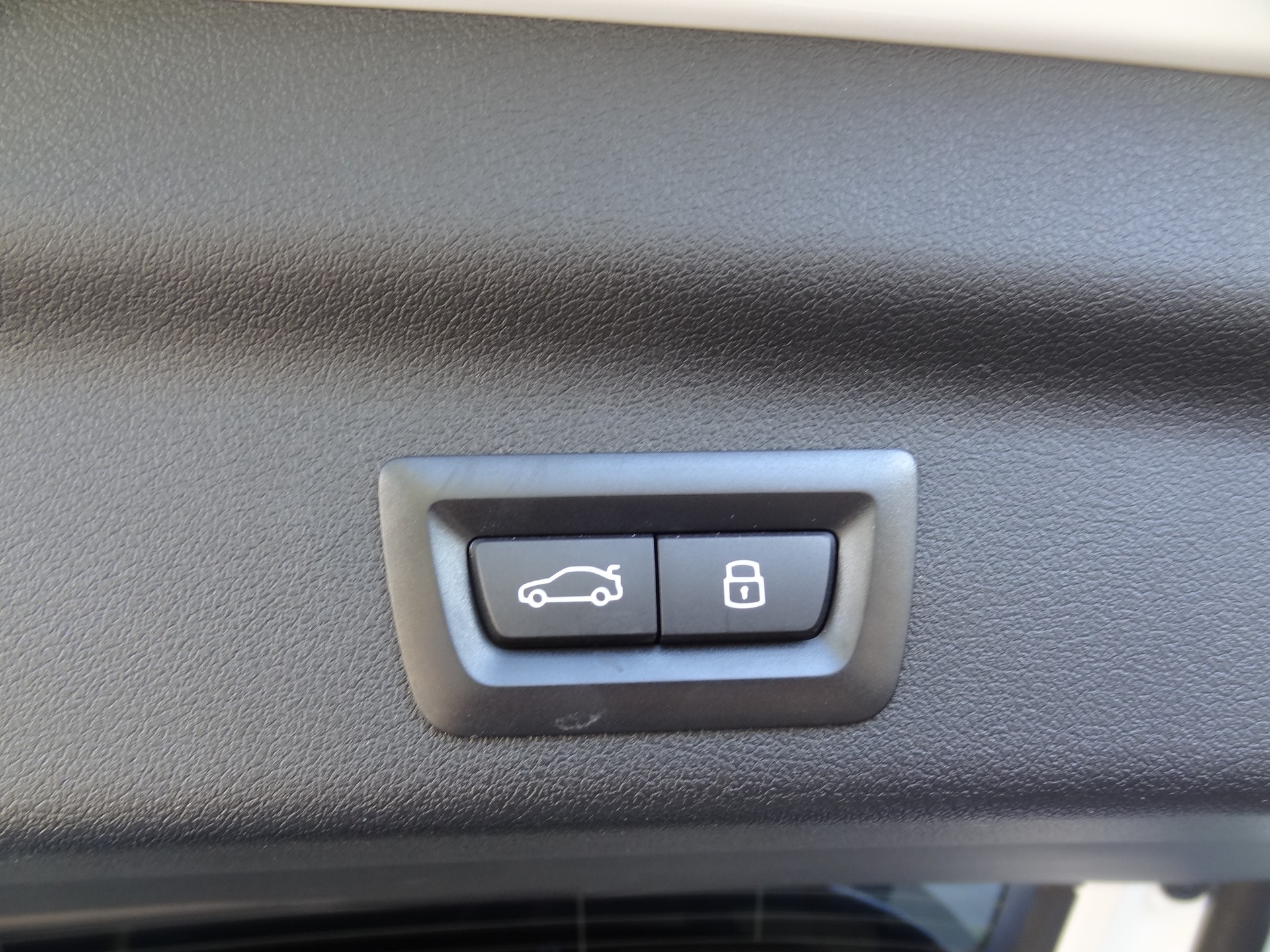 BMW X1 xDrive 20d 48V-image-14