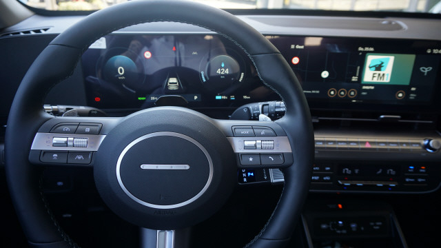 HYUNDAI Kona EV 65.4 kWh Amplia-image-11