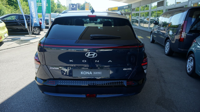 HYUNDAI Kona EV 65.4 kWh Amplia-image-5