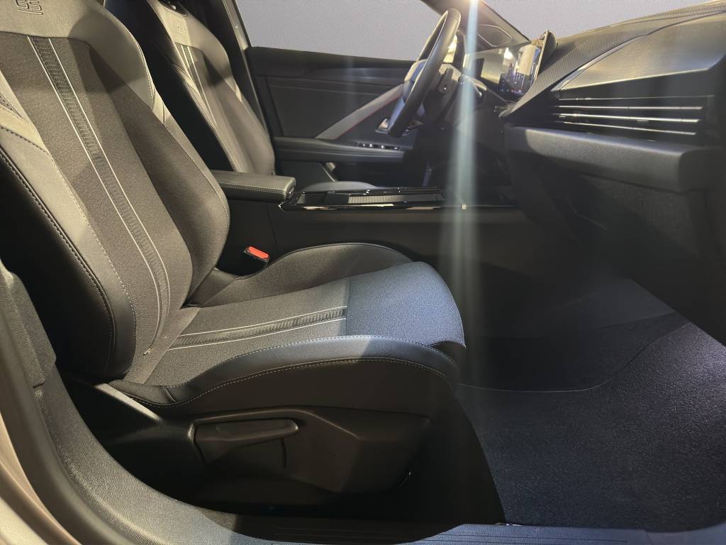OPEL Astra 1.6 PHEV Turbo Swiss Plus A-image-15