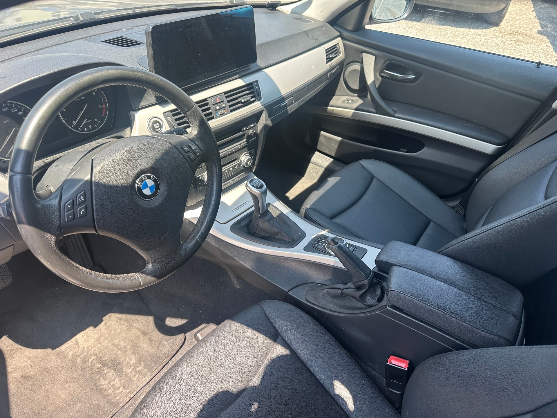 BMW 320d xDrive Touring-image-2