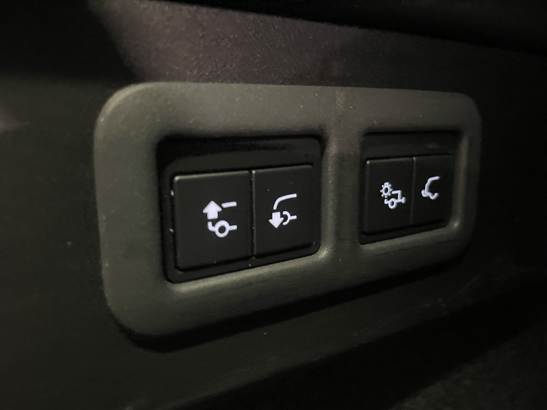 LAND ROVER Range Rover Velar 3.0 D I6 300 Dynamic HSE-image-12
