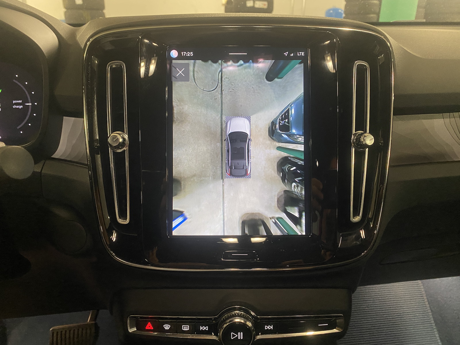VOLVO C40 P8 Twin Recharge AWD-image-12