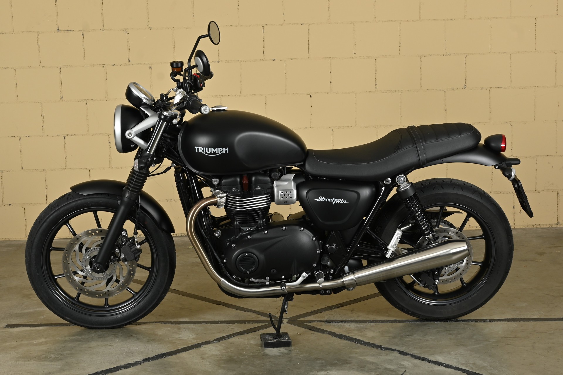 TRIUMPH Street Twin 900 i-showroom-element-3