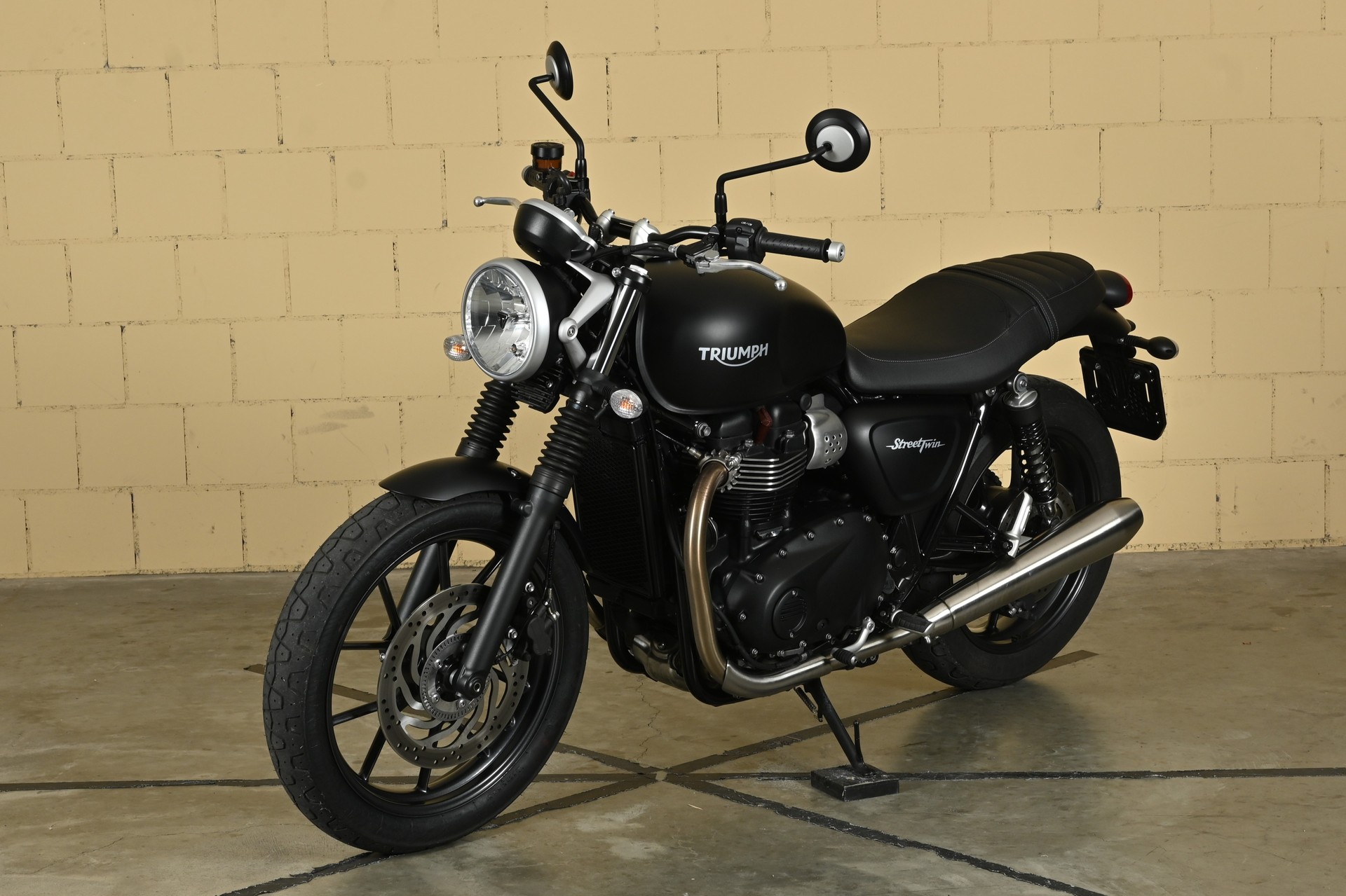 TRIUMPH Street Twin 900 i-showroom-element-2