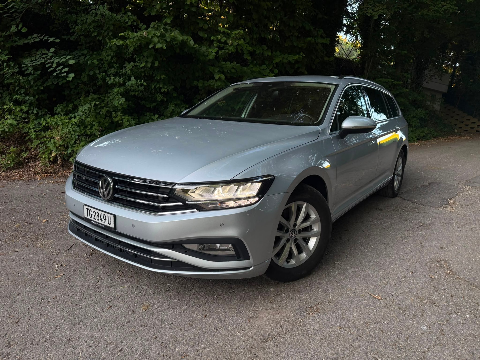 VW Passat Variant 1.6 TDI Business DSG-image-1