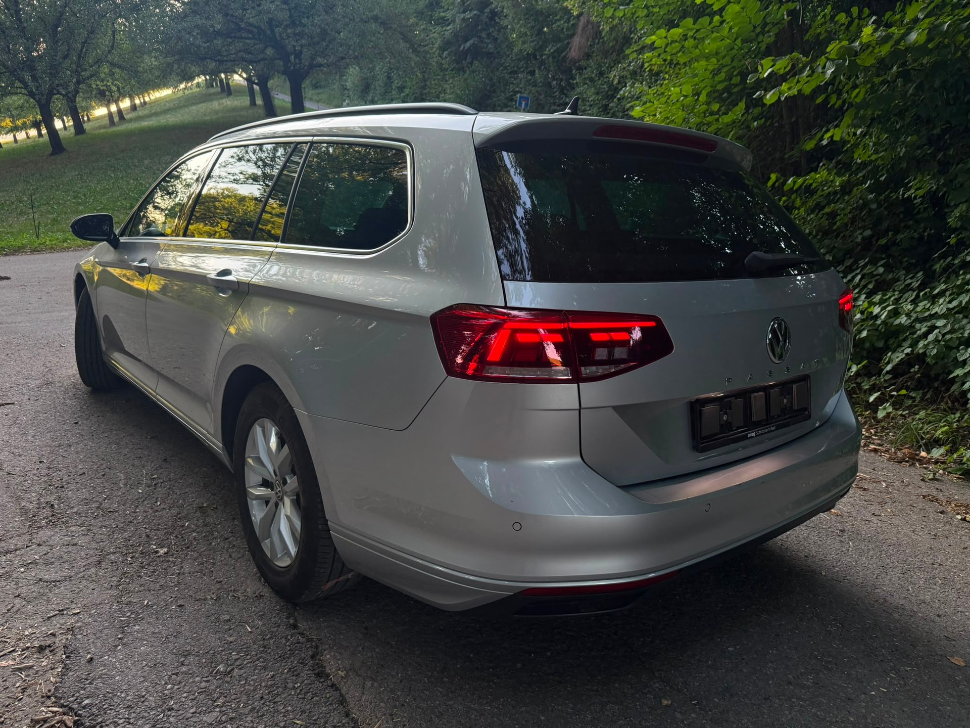 VW Passat Variant 1.6 TDI Business DSG-image-4