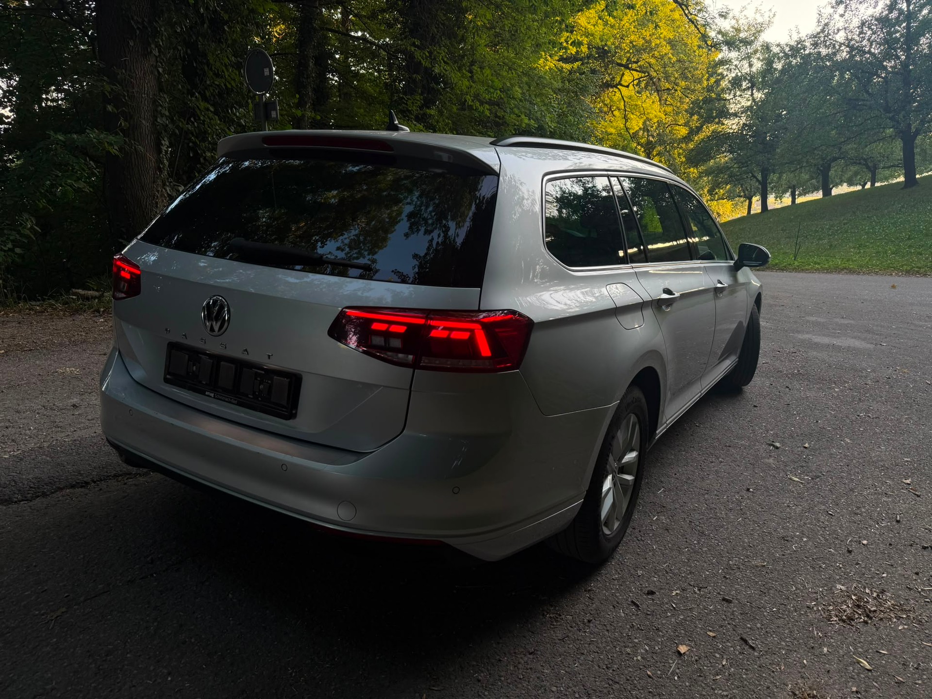 VW Passat Variant 1.6 TDI Business DSG-image-6