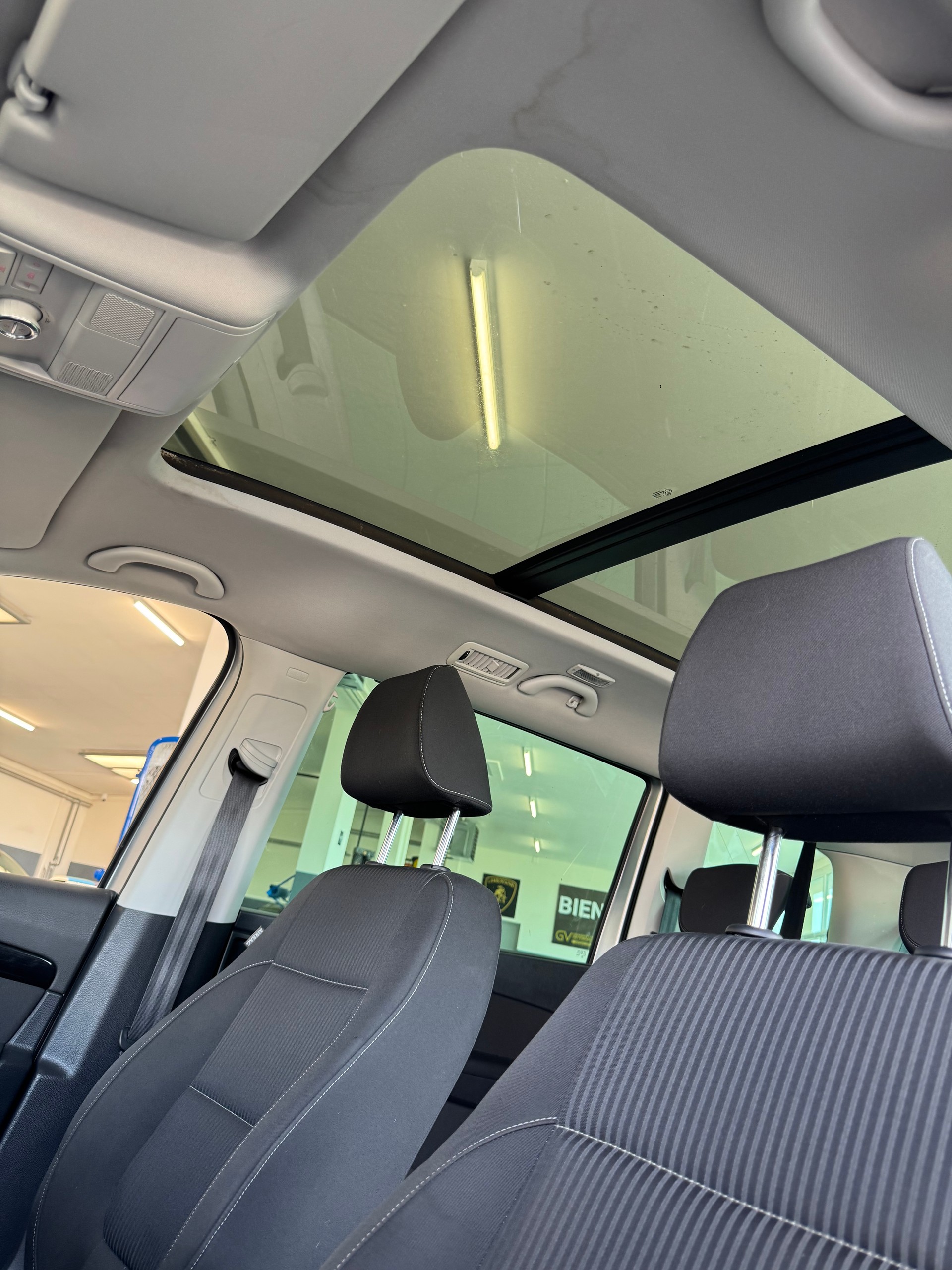 SEAT Alhambra 2.0 TDI Reference Eco 7 Places-image-13