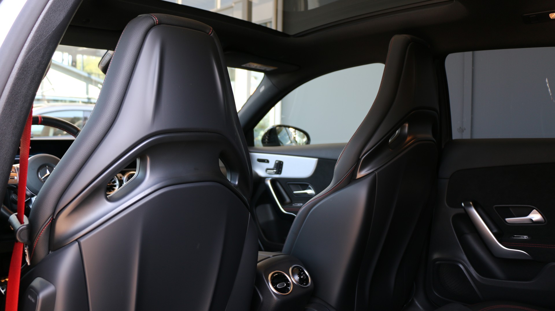 MERCEDES-BENZ A 35 AMG 4Matic-image-9