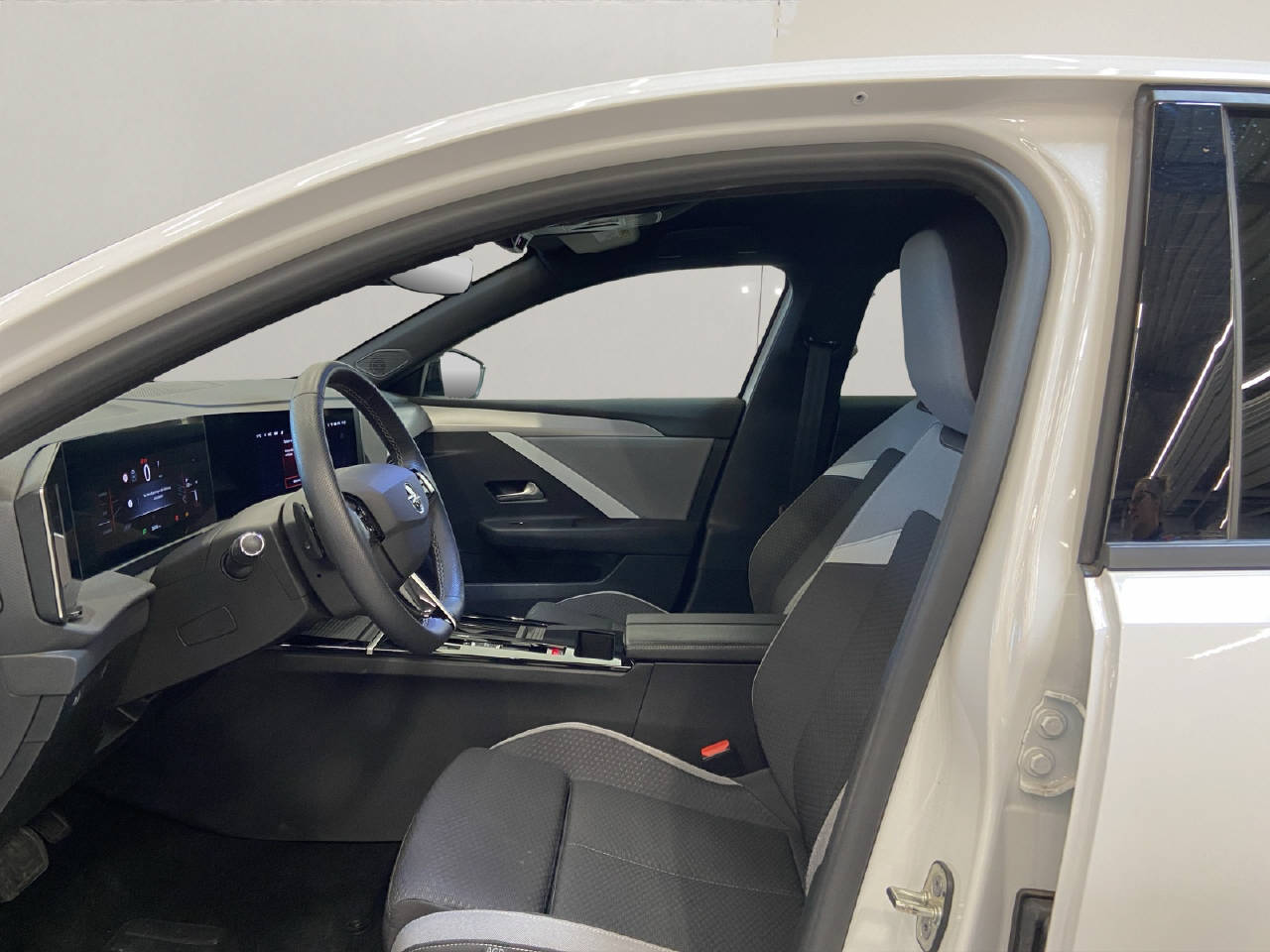 OPEL Astra 1.2 T Hybrid Edition-image-4