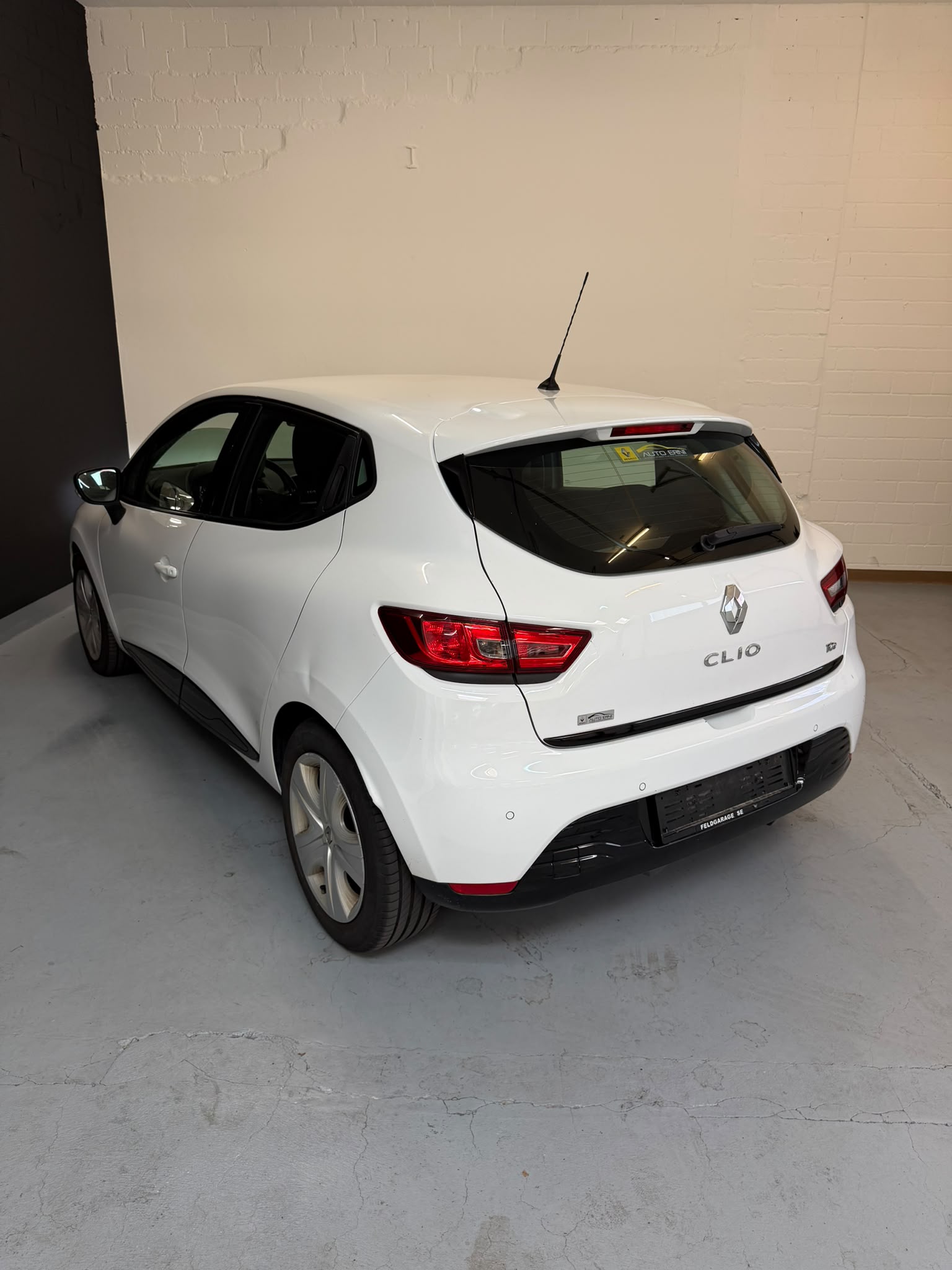 RENAULT Clio 0.9 12V Swiss Edition ***CH-Fahrzeug***-image-3