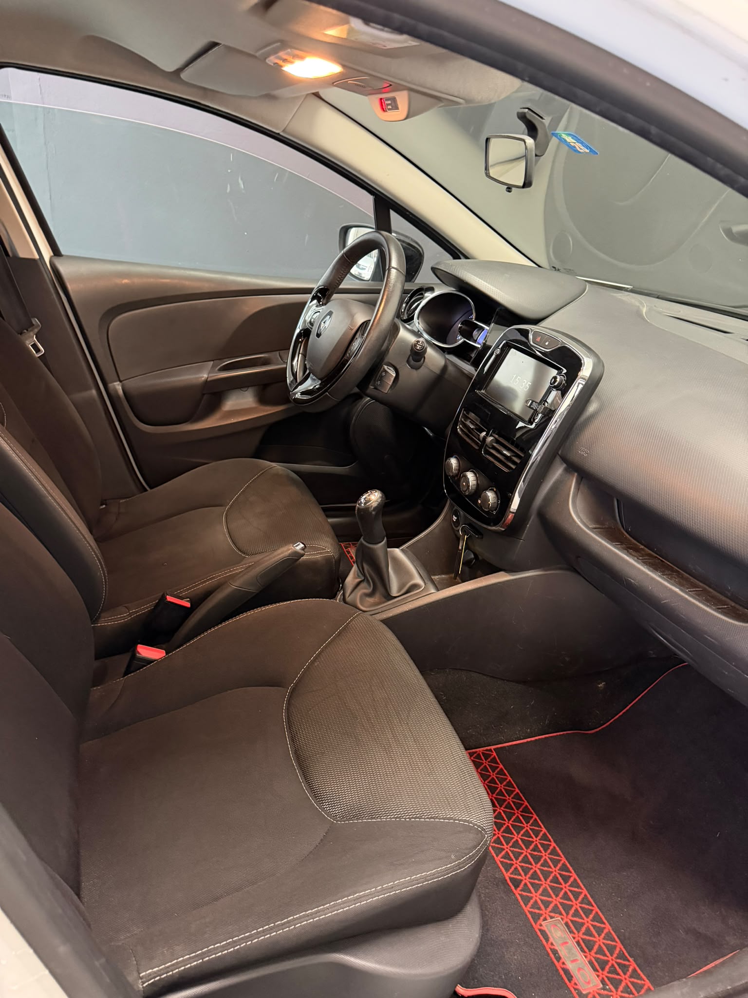 RENAULT Clio 0.9 12V Swiss Edition ***CH-Fahrzeug***-image-10