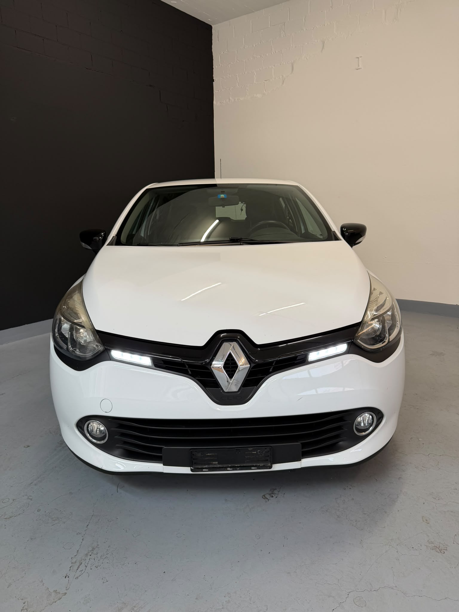 RENAULT Clio 0.9 12V Swiss Edition ***CH-Fahrzeug***-image-1