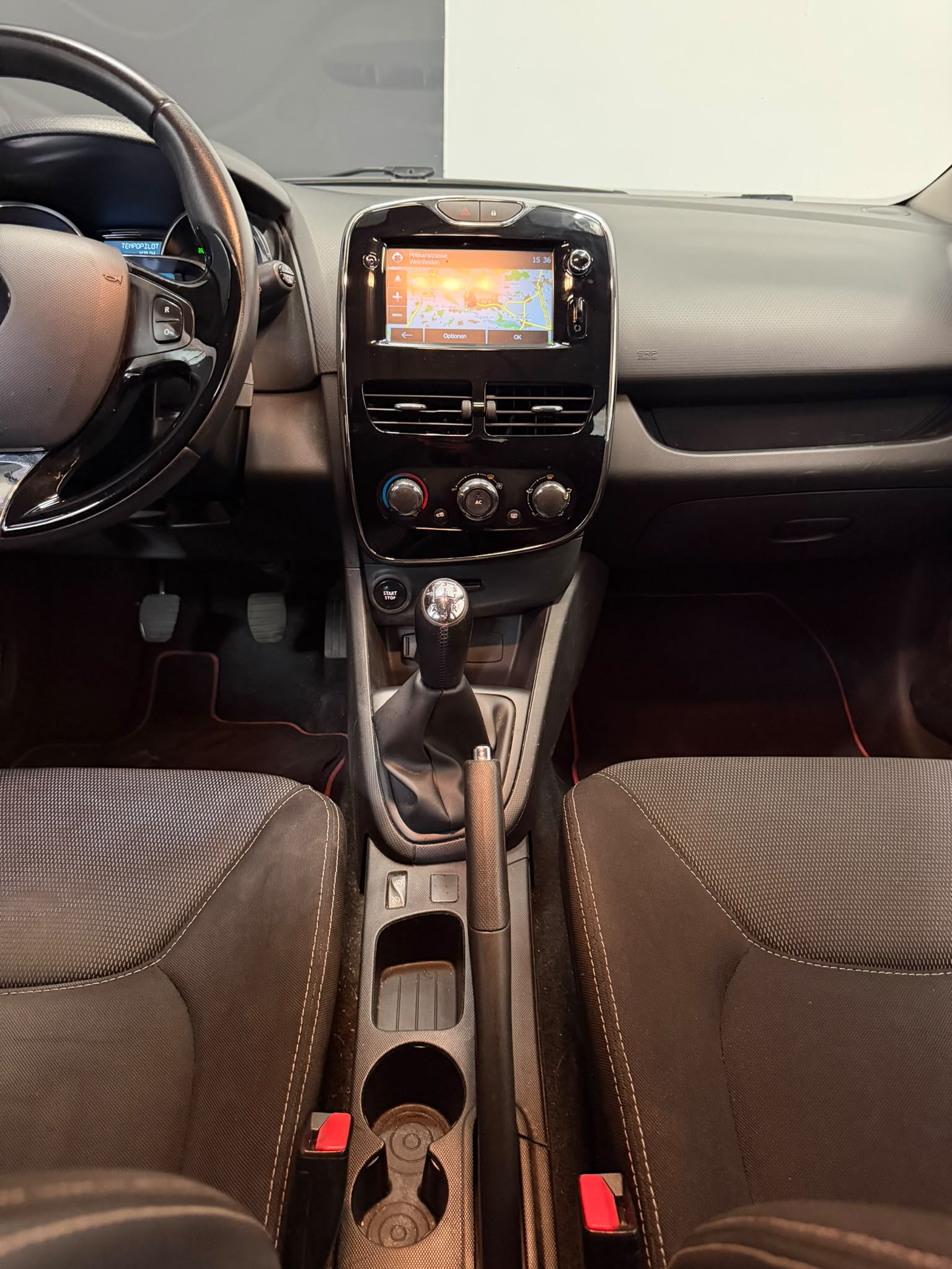 RENAULT Clio 0.9 12V Swiss Edition ***CH-Fahrzeug***-image-9