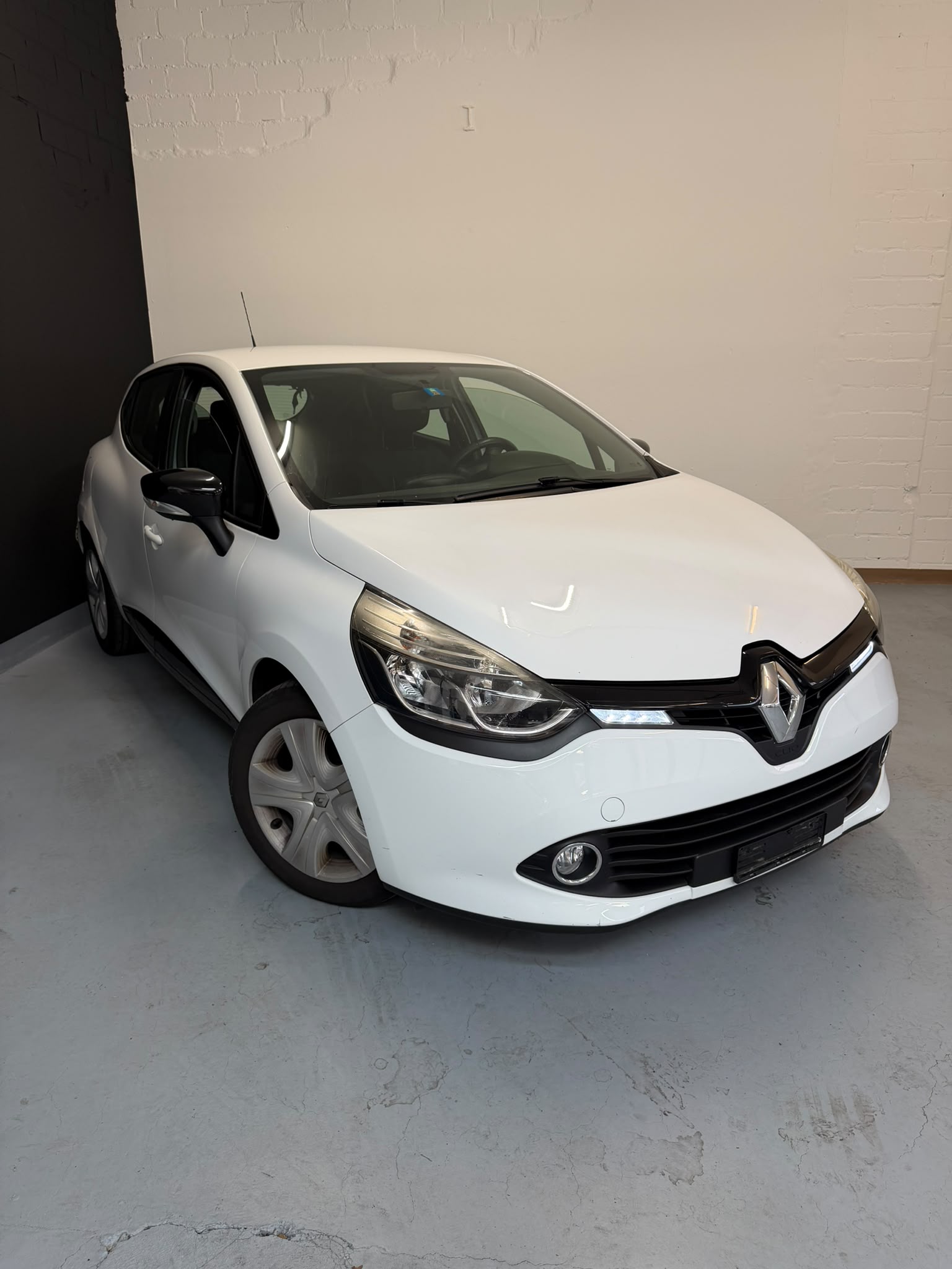 RENAULT Clio 0.9 12V Swiss Edition ***CH-Fahrzeug***-image-0