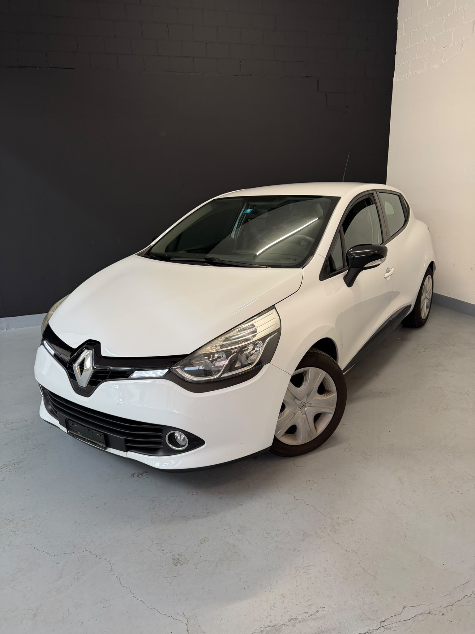 RENAULT Clio 0.9 12V Swiss Edition ***CH-Fahrzeug***-image-2