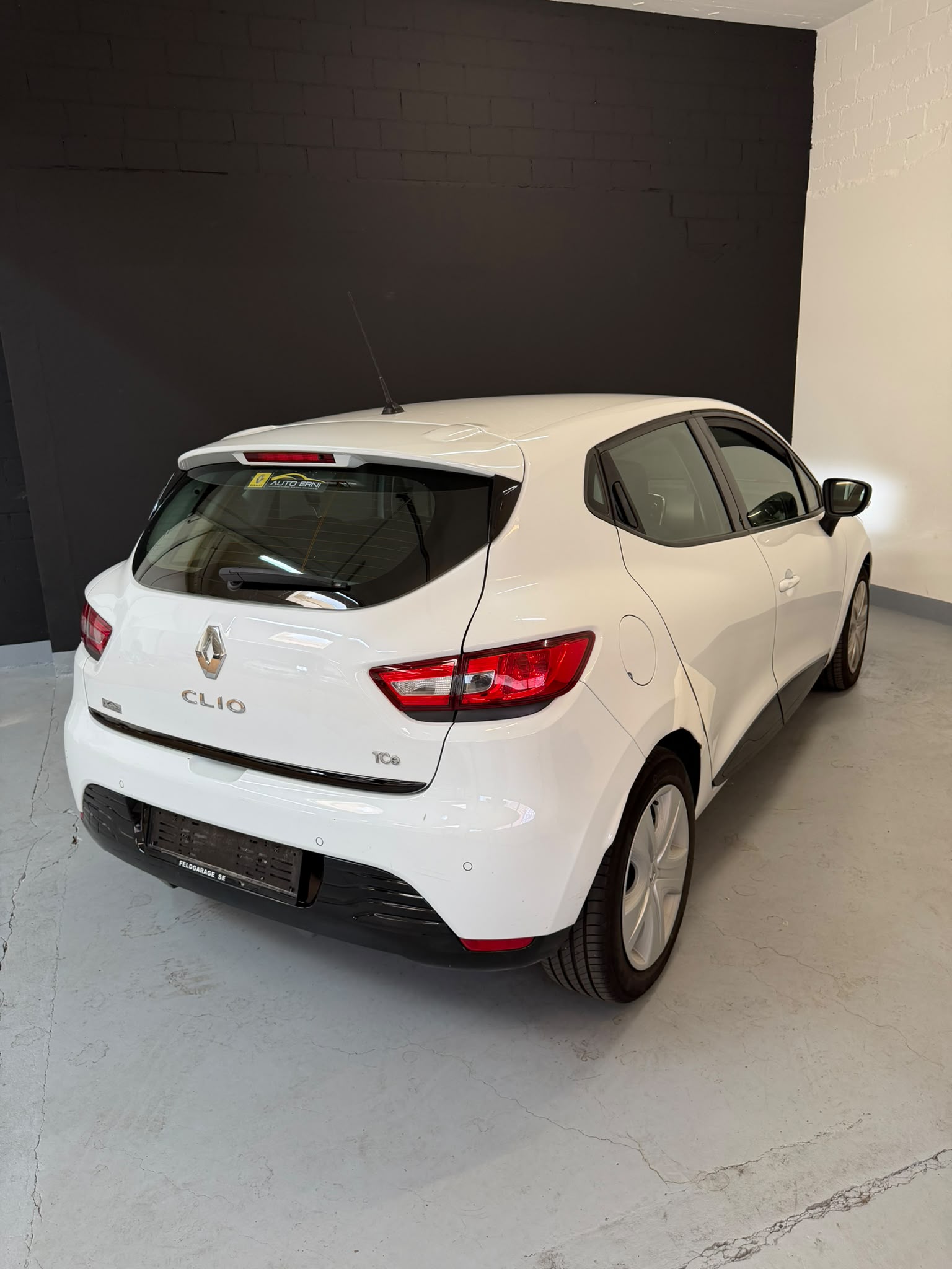 RENAULT Clio 0.9 12V Swiss Edition ***CH-Fahrzeug***-image-6