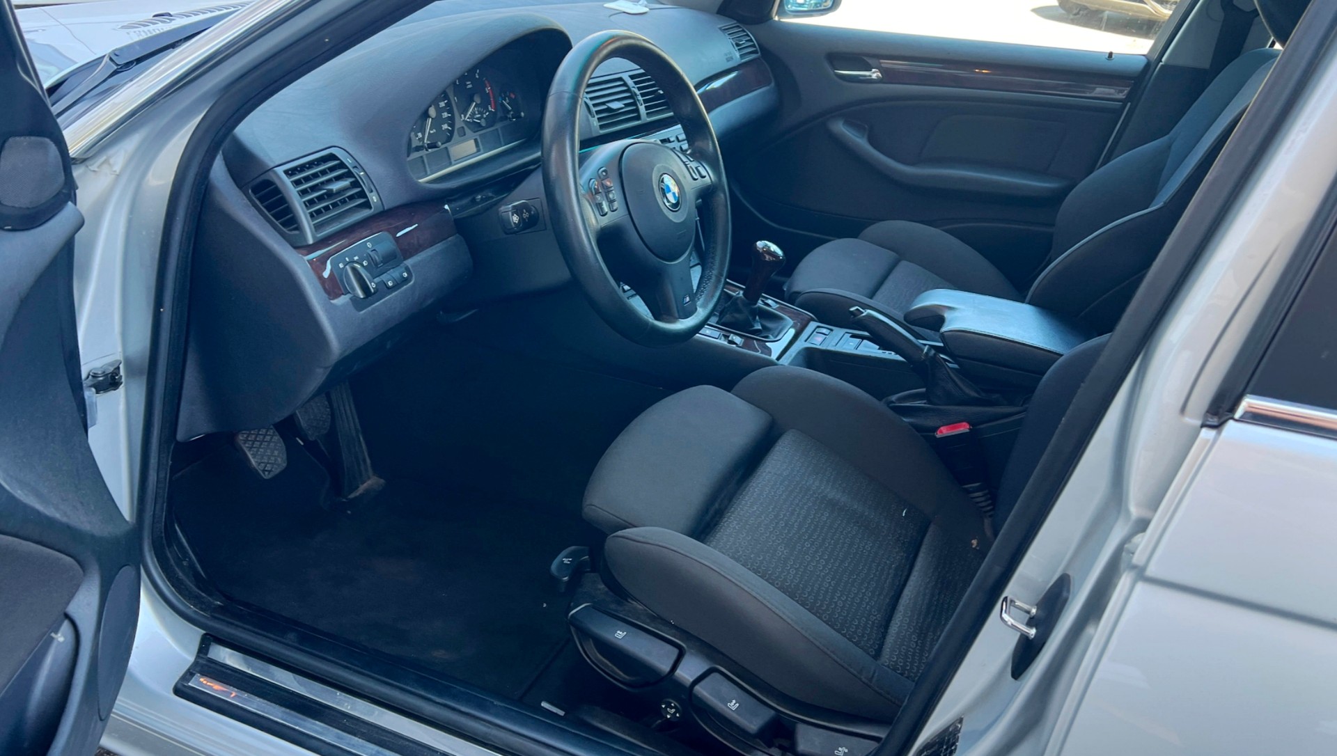BMW 330d Touring-image-9
