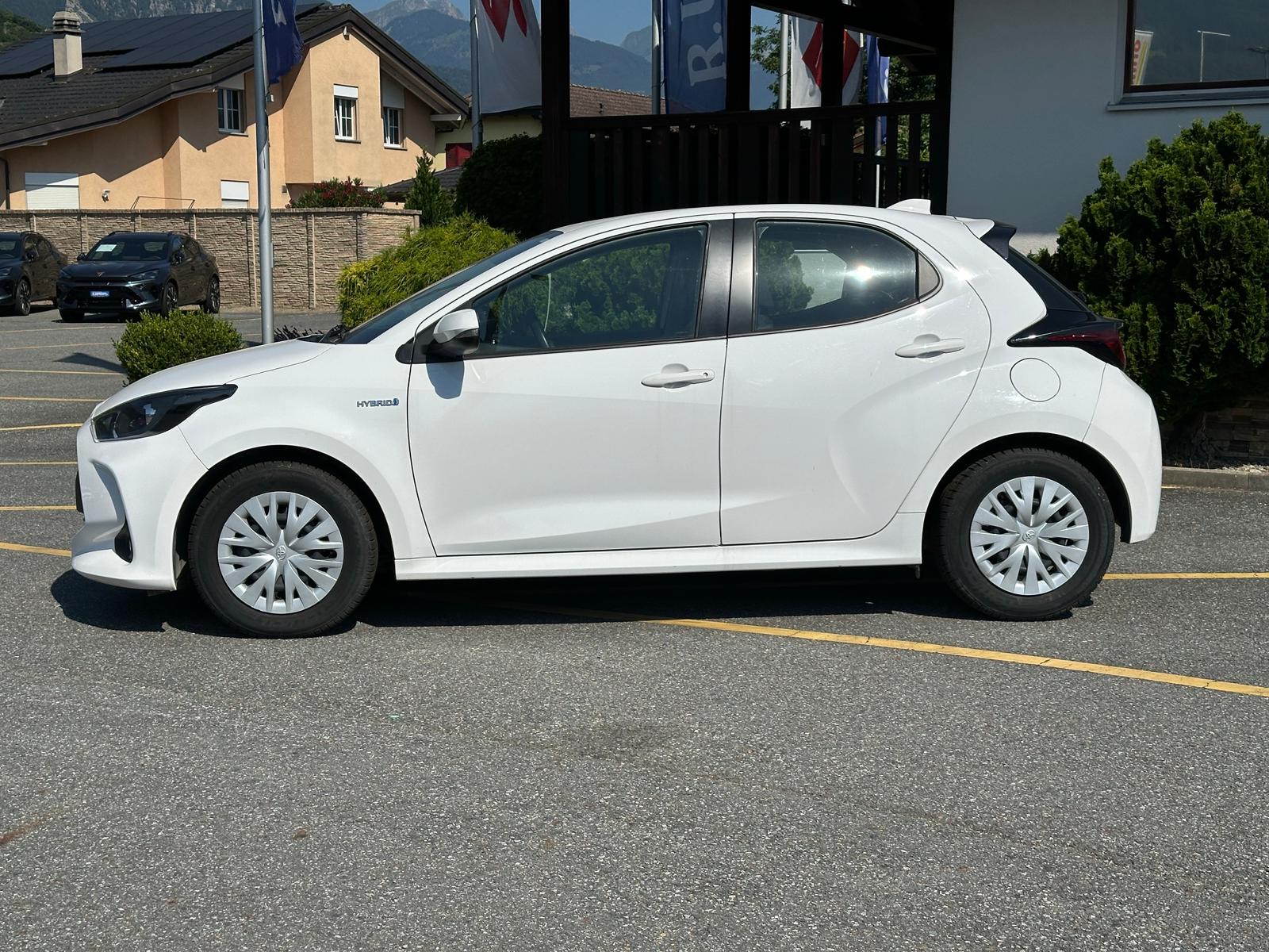 TOYOTA Yaris 1.5 Active e-CVT-image-1