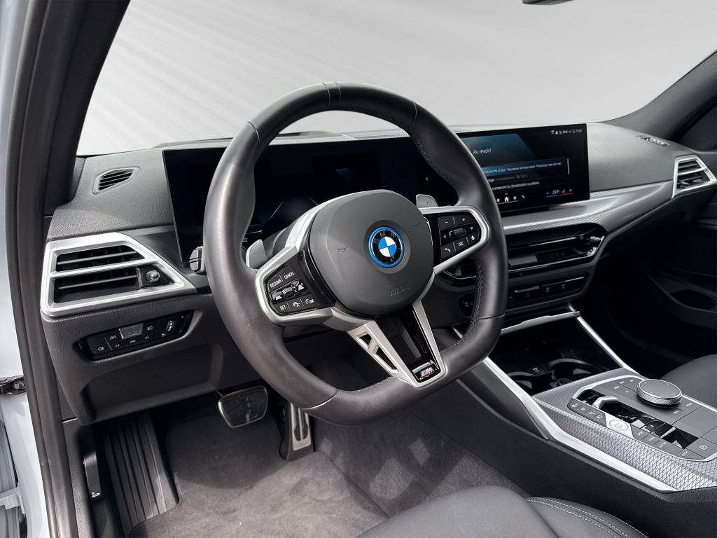 BMW 330e x DriveTouring Steptronic M Sport-image-4