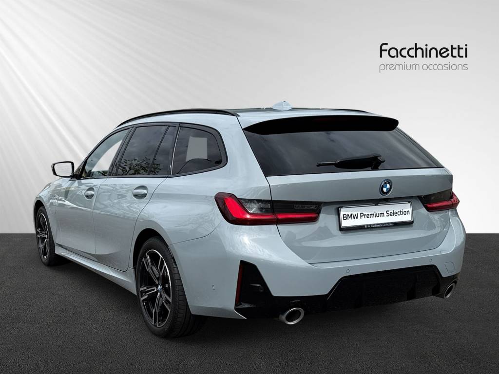 BMW 330e x DriveTouring Steptronic M Sport-image-3