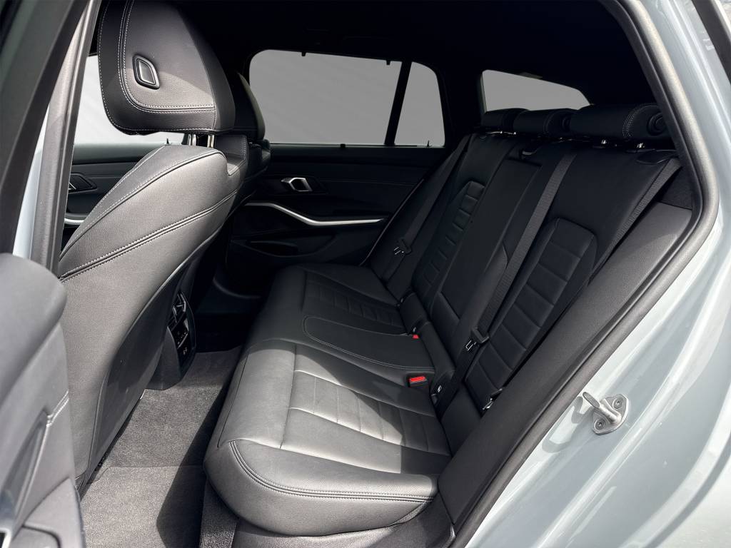 BMW 330e x DriveTouring Steptronic M Sport-image-7