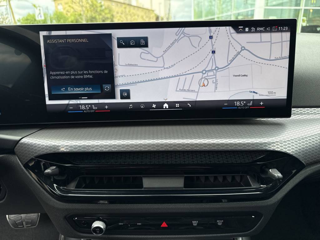 BMW 330e x DriveTouring Steptronic M Sport-image-11