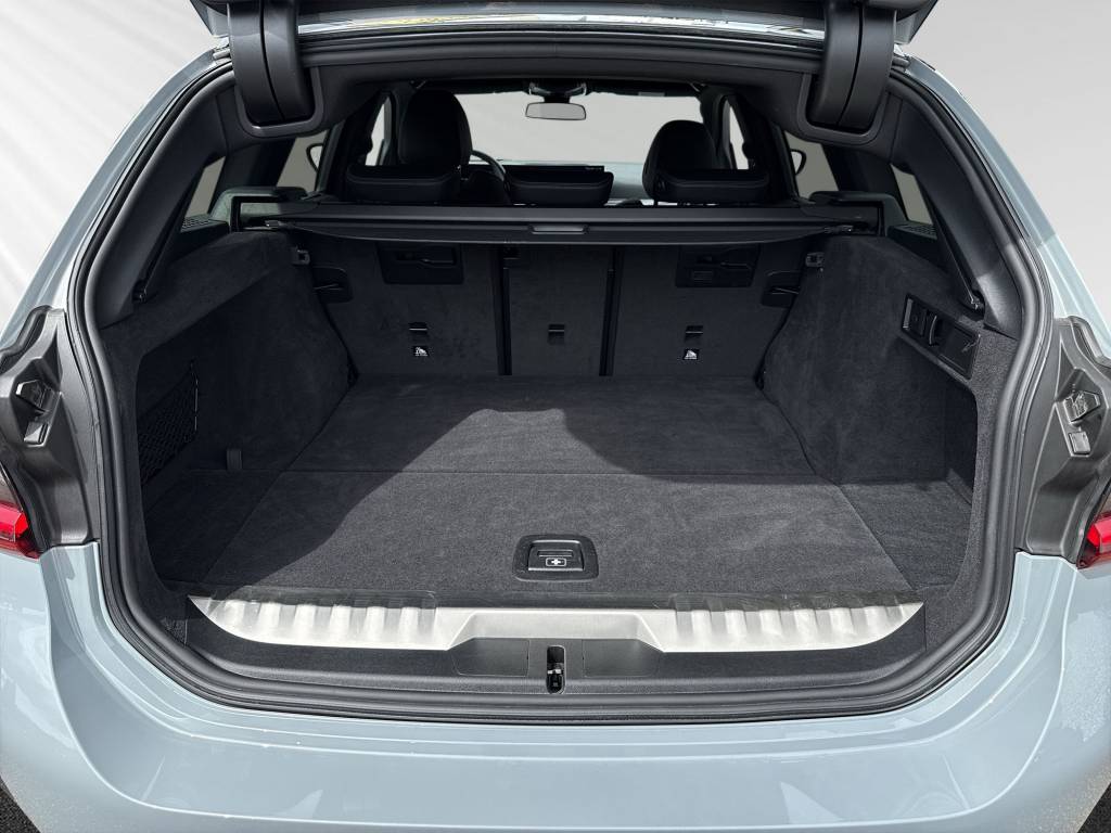 BMW 330e x DriveTouring Steptronic M Sport-image-8