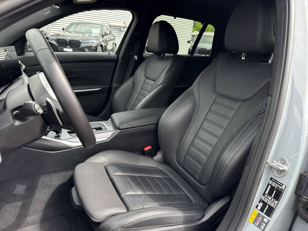 BMW 330e x DriveTouring Steptronic M Sport-image-10