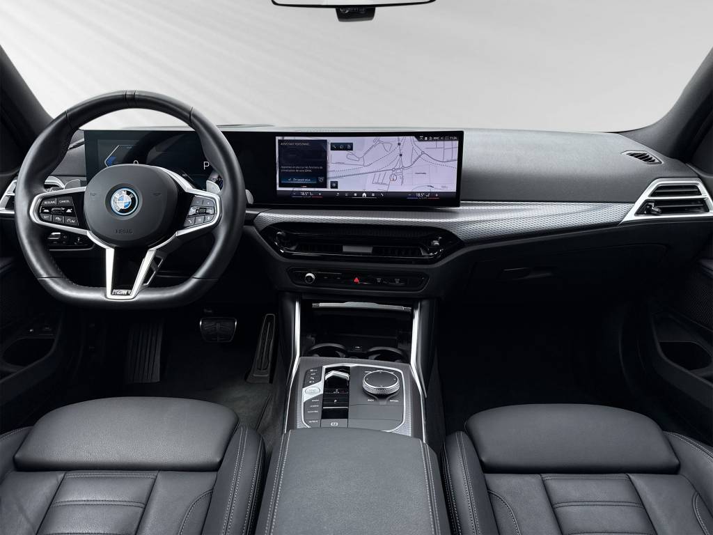 BMW 330e x DriveTouring Steptronic M Sport-image-6