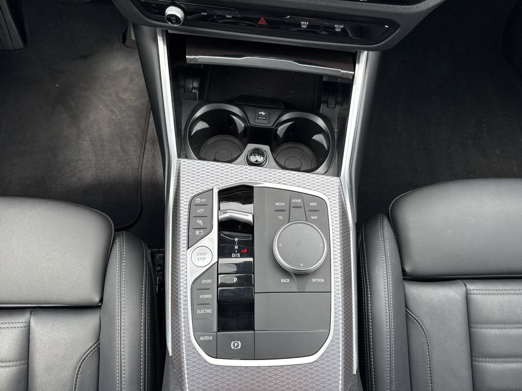 BMW 330e x DriveTouring Steptronic M Sport-image-13
