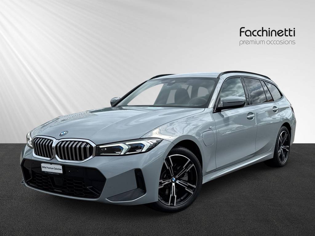 BMW 330e x DriveTouring Steptronic M Sport-image-1