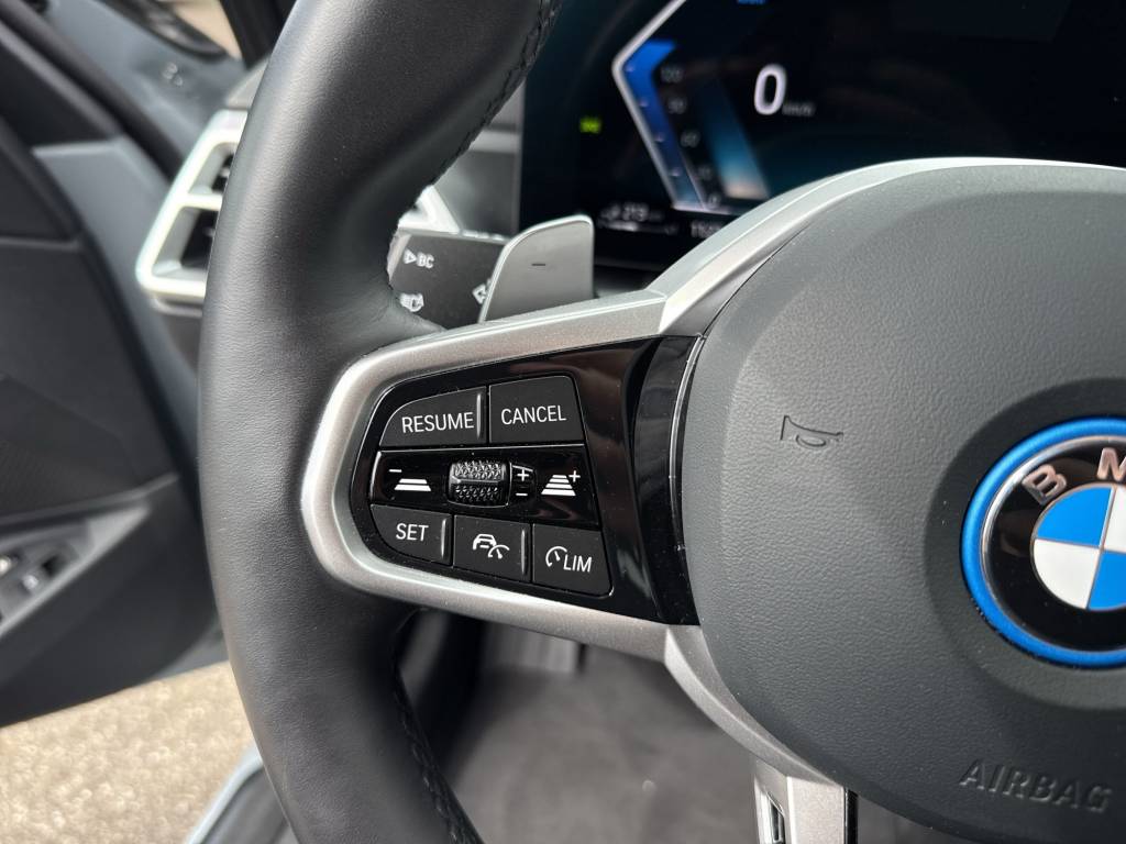 BMW 330e x DriveTouring Steptronic M Sport-image-15